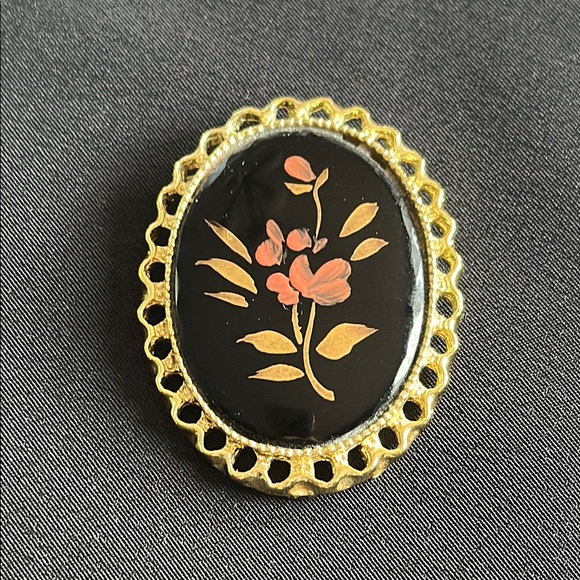 Jewelry - Vintage EUC goldtone acrylic brooch or pendant w/ flowers & scalloped setting